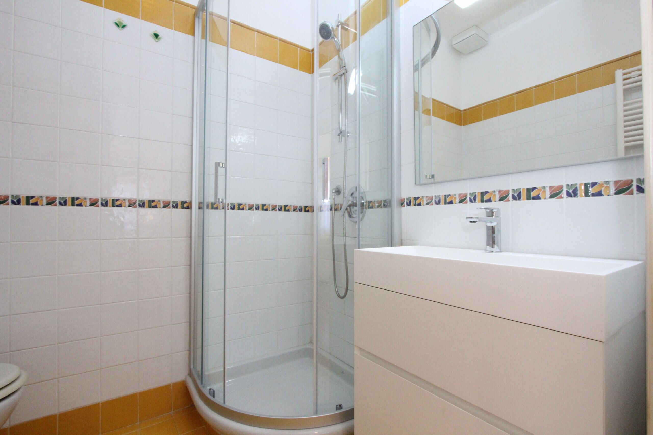 Bruser, hårtørrer, bidet, håndklæder