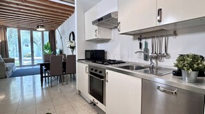 Coffee/tea maker, fridge, microwave, oven