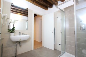Douche, sèche-cheveux, serviettes fournies