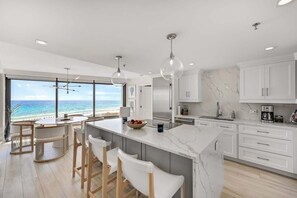 Refrigerador, microondas, horno, placa de cocina