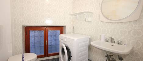 Badekar, hårtørrer, bidet, håndklæder