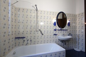 Badekar, hårføner, bidé og håndklær