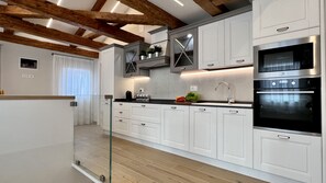 Geladeira, micro-ondas, fogão, lava-louças