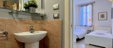 Shower, hair dryer, bidet, towels