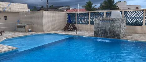 Piscine extérieure, parasols de plage