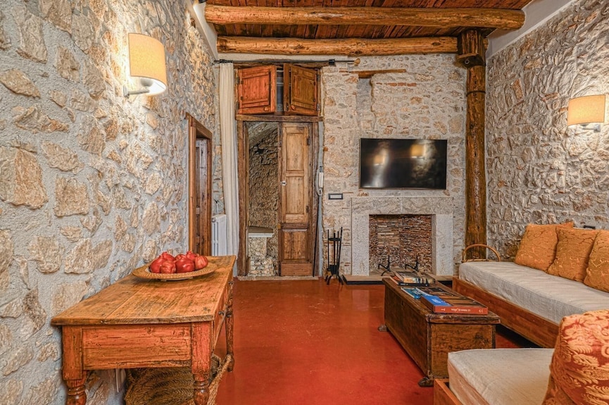 Macchiaroli La Gioiosa Castle The Magic Of A Medieval Castle In Teggiano - Atena Lucana