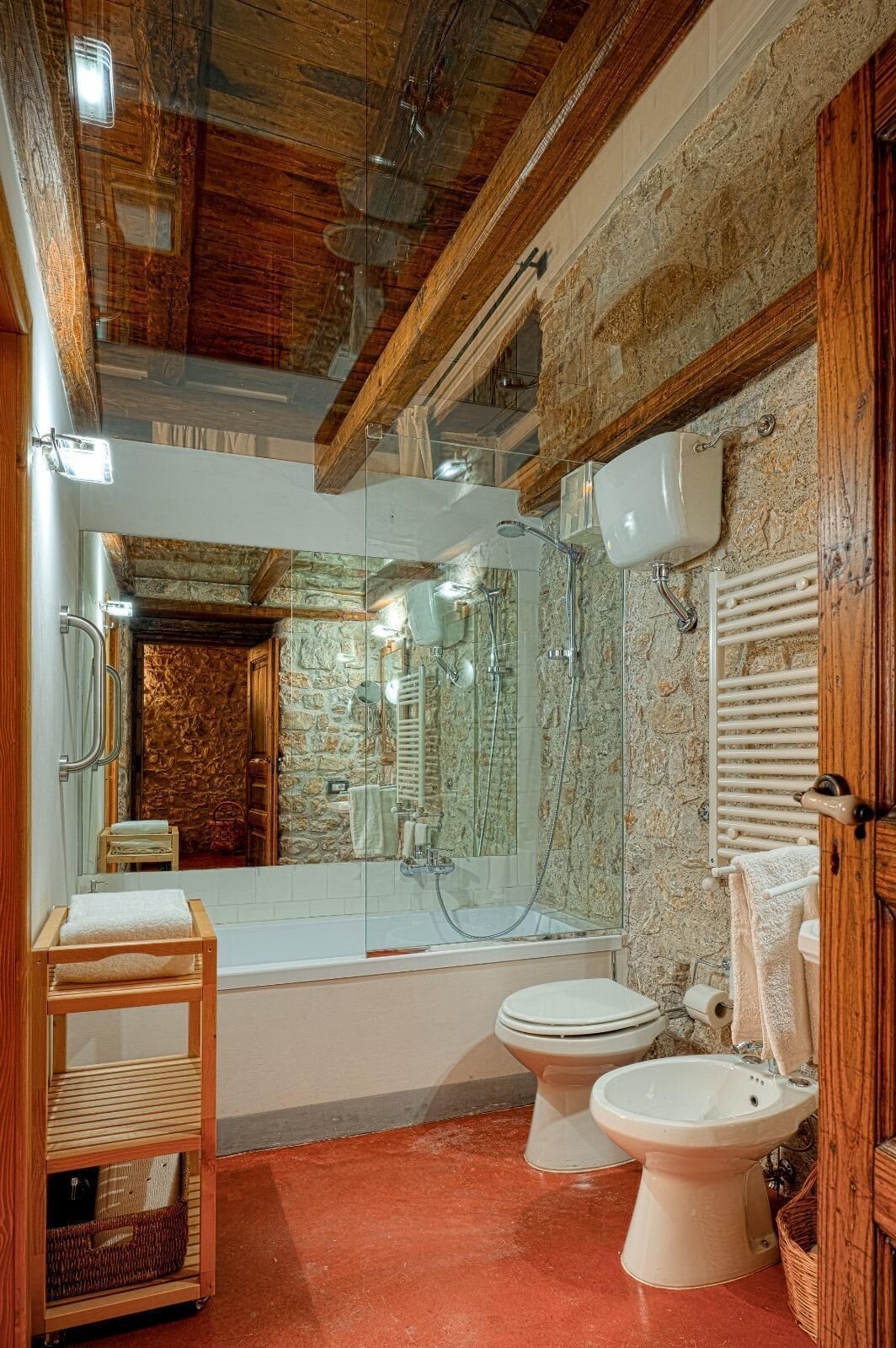 Sèche-cheveux, bidet, serviettes fournies, savon