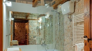 Asciugacapelli, bidet, asciugamani, sapone