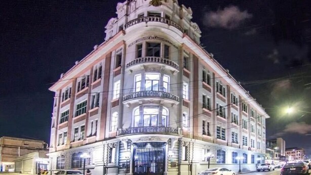 A large, historic building with a prominent corner entrance and a balcony. - Gran Hotel Alijadores (Tampico)