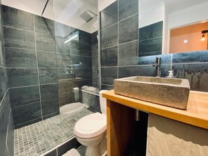 Dusj, hårføner, håndklær og såpe