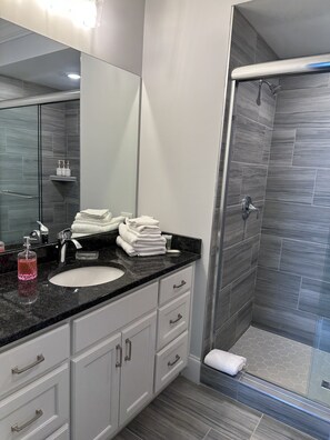 Een douche, een haardroger, handdoeken, zeep