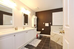 Sèche-cheveux, bidet, serviettes fournies, savon