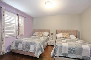 4 bedrooms, iron/ironing board, WiFi, bed sheets