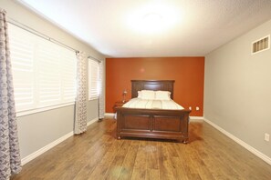 4 chambres, fer et planche à repasser, Wi-Fi, draps fournis