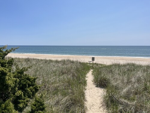 2 minute walk to the beach- Summer beach cottage with private beach access
