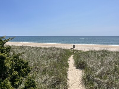 2 minute walk to the beach- Summer beach cottage with private beach access