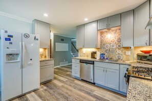 Réfrigérateur, micro-ondes, plaque de cuisson, lave-vaisselle