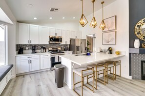 Fridge, microwave, stovetop, dishwasher