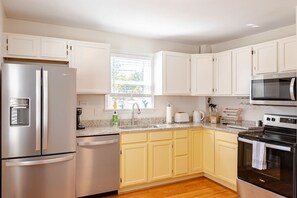 Fridge, microwave, oven, stovetop - Altavista House - Renovated, Charming, & Walkable (Charlottesville)
