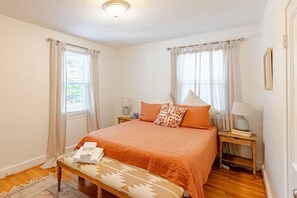 3 chambres, bureau, fer et planche à repasser, lit parapluie