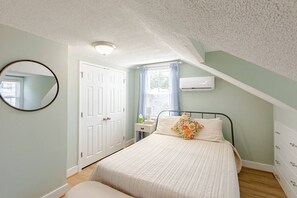 3 bedrooms, desk, iron/ironing board, travel crib - Altavista House - Renovated, Charming, & Walkable (Charlottesville)