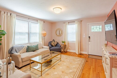 Altavista House - Renovated, Charming, & Walkable