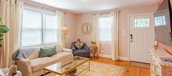Altavista House - Renovated, Charming, & Walkable