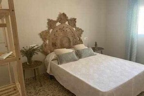 3 makuuhuonetta, silitysrauta/-lauta, vauvan matkasänky, Wi-Fi