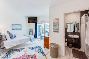 3 bedrooms, desk, free WiFi, bed sheets