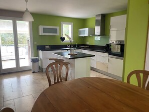 Private kitchen - The house of happiness (BAGNOLS EN FORET)