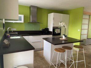 Private kitchen - The house of happiness (BAGNOLS EN FORET)