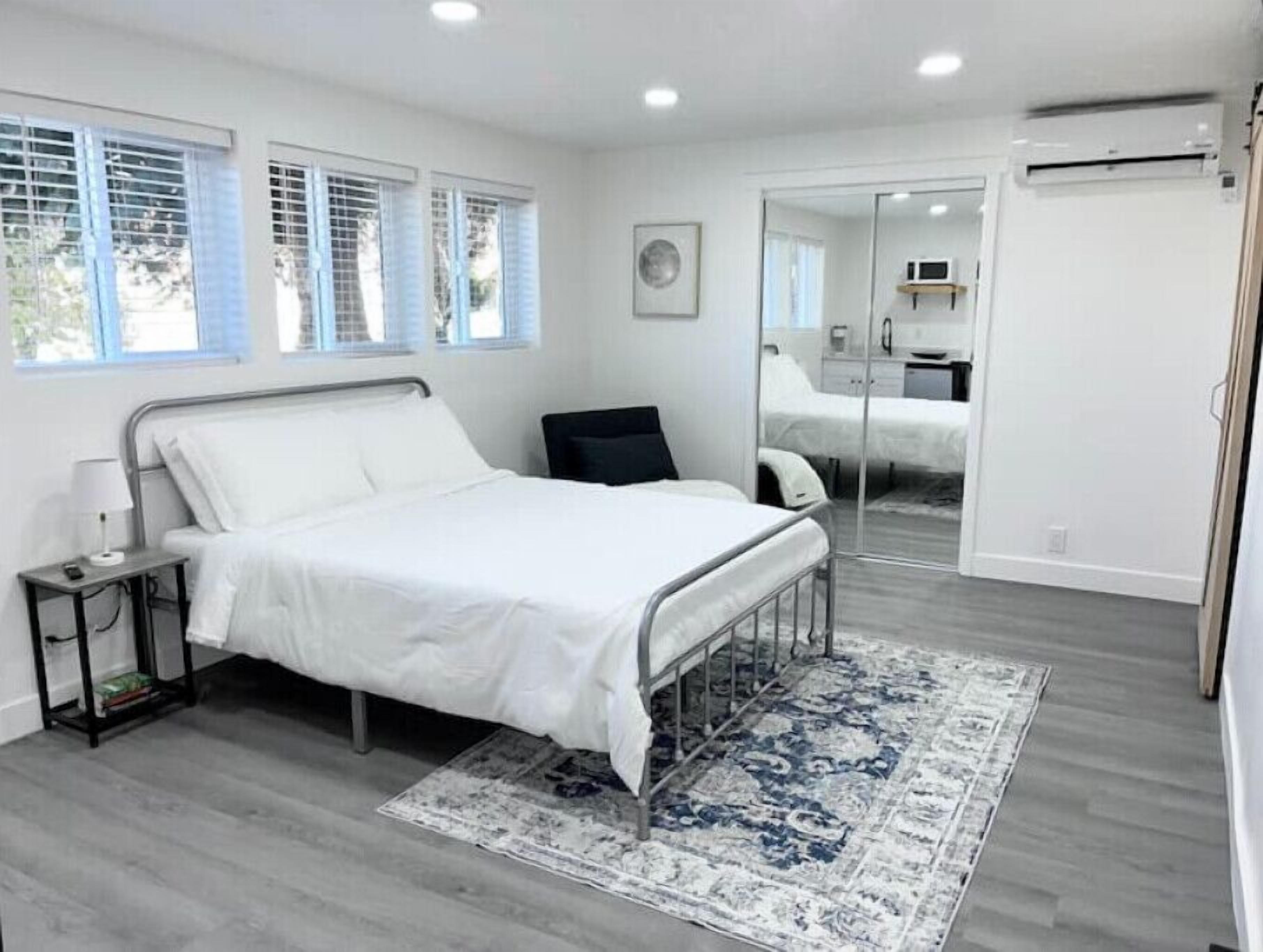 Pristine kitchenette + garage. Minutes to mountain tops 
