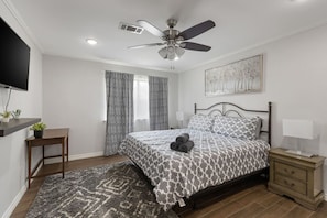 3 bedrooms, desk, iron/ironing board, WiFi