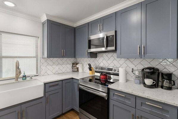 Fridge, microwave, oven, stovetop - NEWLY Remodeled March 2025! *Pool Table*Arcades (Irving)
