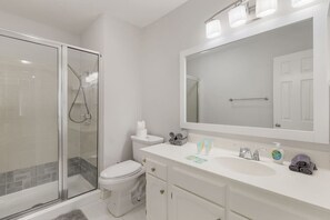 Haartrockner, Handtücher, Seife, Toilettenpapier