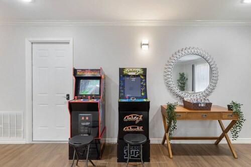 NEWLY Remodeled March 2025! *Pool Table*Arcades