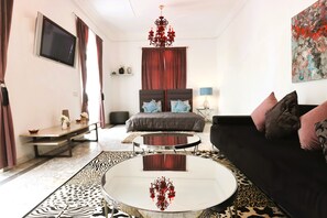 Chambre Deluxe Double ou avec lits jumeaux | Décoration personnalisée, bureau, fer et planche à repasser