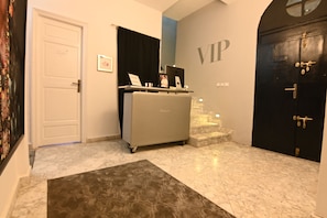 Villa Deluxe | Coin séjour | Télévision à écran plat, espaces bureaux