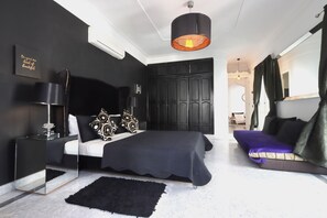 Chambre Familiale | Décoration personnalisée, bureau, fer et planche à repasser