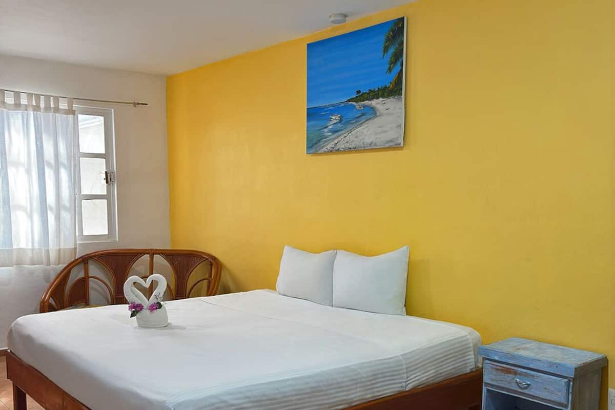 Habitación Confort con 1 cama doble o 2 individuales | Minibar, escritorio, tabla de planchar con plancha y wifi gratis