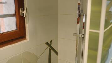 Douche, sèche-cheveux, savon, papier toilette
