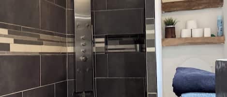 Bañera de hidromasaje, secador de pelo, toallas, jabón
