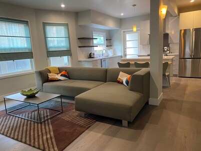 Stylish 2-bedroom in fabulous Downtown Palo Alto, AC  & WiFi