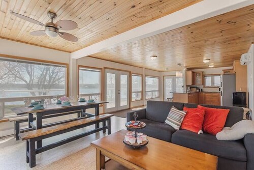 Hay Bay waterfront retreat - Sunshine's cottage