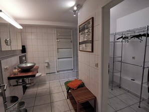 Dusche, Haartrockner, Handtücher, Seife