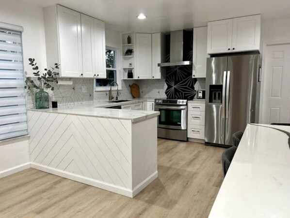 Geladeira, micro-ondas, fogão, cooktop