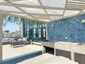 Outdoor dining - Luxury Amazing Views | Rooftop Pool |Gym @Piantini (Santo Domingo)