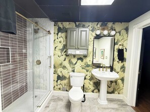 Badekar, hårføner og håndklær