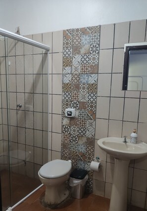 Basic Room | Bathroom | Shower, towels - Camping Internacional & Hostel (Foz do Iguaçu)