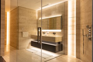 Villa exclusive, 5 chambres, piscine privée, en face de la plage | Salle de bain | Douche, douche cascade, articles de toilette griffés, séchoir à cheveux